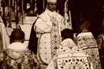 Nadbiskup Alojzije Stepinac blagoslivlja hodočasnike grada Varaždina, u Mariji Bistrici, 2. srpnja 1939.